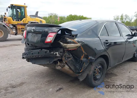 2010 Toyota Camry Le z USA, uszkodzony, nr VIN 4T4BF3EKXAR056638